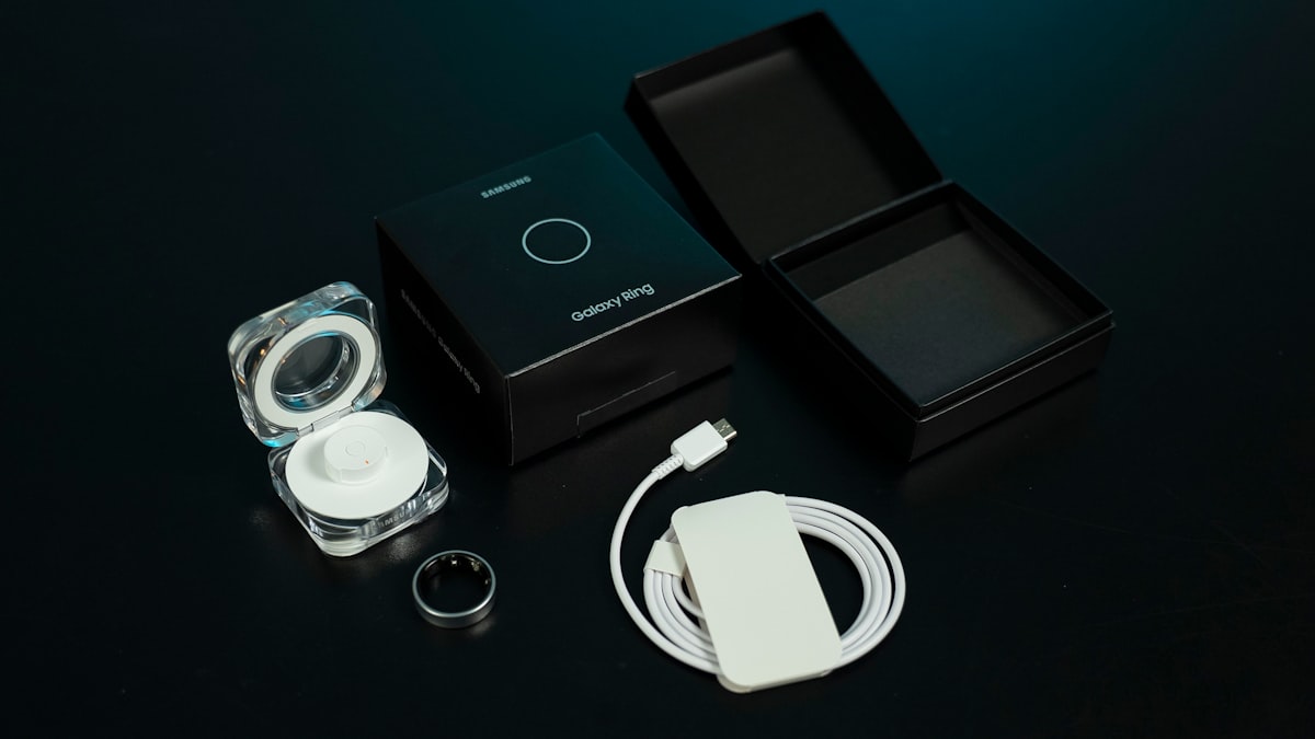 Dispositivos tecnológicos innovadores dispuestos en una composición moderna